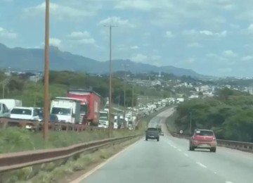 Trânsito na BR-381, em Betim, na Grande BH, segue intenso nesta sexta-feira (18/9), devido a obras e acidente -  (crédito: Felipe Pimenta)