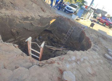 Colegas tentam salvar trabalhador soterrado em vala de 3 metros em Minas -  (crédito: Corpo de Bombeiros/Reprodução)