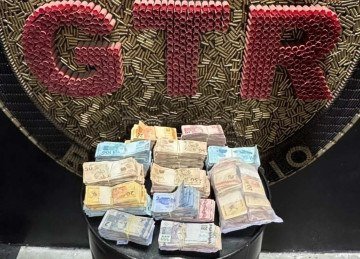 Durante a vistoria, policiais militares encontraram R$ 248.026 escondidos em um compartimento com fundo falso -  (crédito: PMMG/Divulgação)