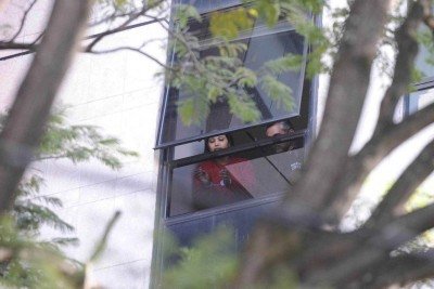 Na foto, a diarista no apartamento em que o crime foi cometido durante a reconstituição conduzida pela PC no dia 8 de julho de 2026 -  (crédito: Alexandre Guzanshe/EM/D.A Press)
