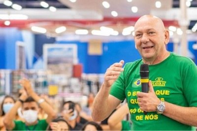 Luciano Hang, propriet&aacute;rio da Havan, durante discurso que motivou a a&ccedil;&atilde;o do MPT por ass&eacute;dio eleitoral em uma de suas lojas -  (crédito: Divulga&ccedil;&atilde;o/Havan)