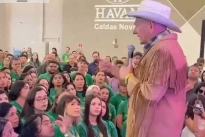 O empres&aacute;rio Luciano Hang discursa para funcion&aacute;rios da Havan, cen&aacute;rio de den&uacute;ncias de ass&eacute;dio eleitoral em 2018. -  (crédito: Reprodu&ccedil;&atilde;o)