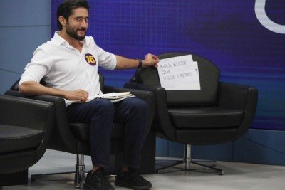 Gabriel Azevedo, candidato ao governo de Minas, provoca Alexandre Kalil no debate da TV Alterosa com uma placa citando o advers&aacute;rio ausente. -  (crédito: Edesio Ferreira/EM/D.A Press)