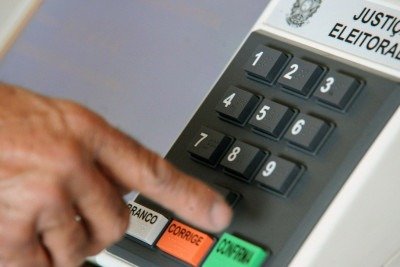 A urna eletr&ocirc;nica simboliza a liberdade de escolha do eleitor, um direito fundamental que o ass&eacute;dio eleitoral busca minar no ambiente de trabalho -  (crédito: Elza Fiuza/Ag&ecirc;ncia Brasil)