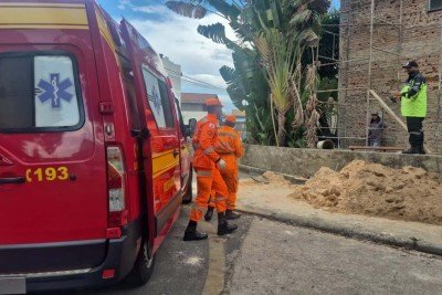 As circunst&acirc;ncias da queda do andaime n&atilde;o foram informadas -  (crédito: CBMMG)
