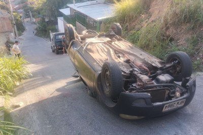 Carro capotou na tarde desta sexta-feira (18/9) -  (crédito: CBMMG)