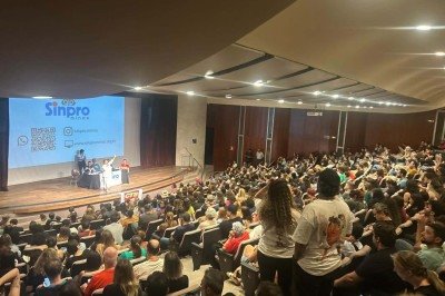 Os docentes rejeitaram a proposta do sindicato patronal de dividir a Convenção Coletiva de Trabalho -  (crédito: Sinpro Minas/Divulgação)