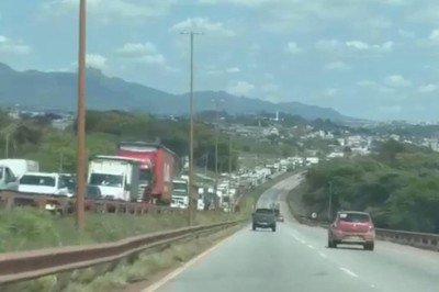Trânsito na BR-381, em Betim, na Grande BH, segue intenso nesta sexta-feira (18/9), devido a obras e acidente -  (crédito: Felipe Pimenta)