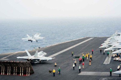 Aeronaves militares americanas integraram a força mobilizada para as operações contra o Irã. Segundo o CBO, cerca de 250 aeronaves táticas participaram da fase inicial do conflito -  (crédito: US NAVY/AFP)