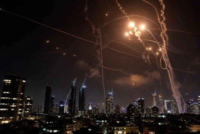 Interceptadores do sistema de defesa aérea israelense são acionados contra mísseis lançados pelo Irã no céu de Tel Aviv. uso intensivo de sistemas antimísseis está entre os principais componentes do custo militar analisado pelo Congresso dos Estados Unidos -  (crédito: jack  guez/afp)