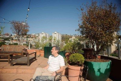 'Você não imagina quantos passarinhos chegam aqui. Muitas vezes, tenho a impressão de flutuar neste espaço, ainda mais porque o verde atrai canarinhos, bem-te-vis e sabiás...fico como se fosse um drone', Murilo Castro, Galerista, morador de um apartamento de cobertura no Bairro Santa Lúcia   -  (crédito: Alexandre Guzanshe/EM/D.A Press)