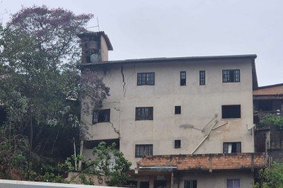 Prédio de quatro andares terá que ser demolido em Nova Lima após queda de muro de arrimo -  (crédito: Jair Amaral/EM/D.A. Press)