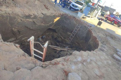 Colegas tentam salvar trabalhador soterrado em vala de 3 metros em Minas -  (crédito: Corpo de Bombeiros/Reprodução)
