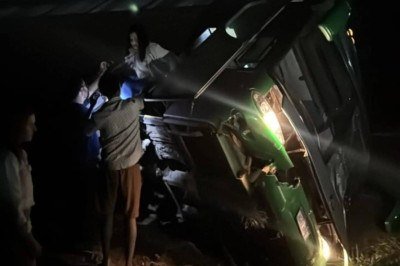 Ônibus tombou após passar por canaleta na BR-381, no Vale do Jequitinhonha -  (crédito: Redes sociais/Divulgação)