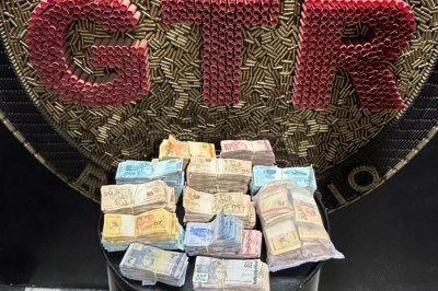 Durante a vistoria, policiais militares encontraram R$ 248.026 escondidos em um compartimento com fundo falso -  (crédito: PMMG/Divulgação)