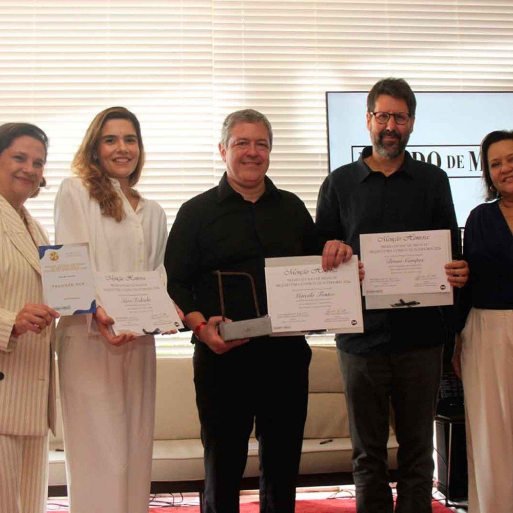 Juliana Boechat, Juliana Machado, da Arcelormittal, e Patr&iacute;cia  Nic&aacute;cio entregam Men&ccedil;&atilde;o Honrosa para Marcelo Fontes e  Bruno Campos, da BCMF, pelo ambiente Pavilh&atilde;o OCA