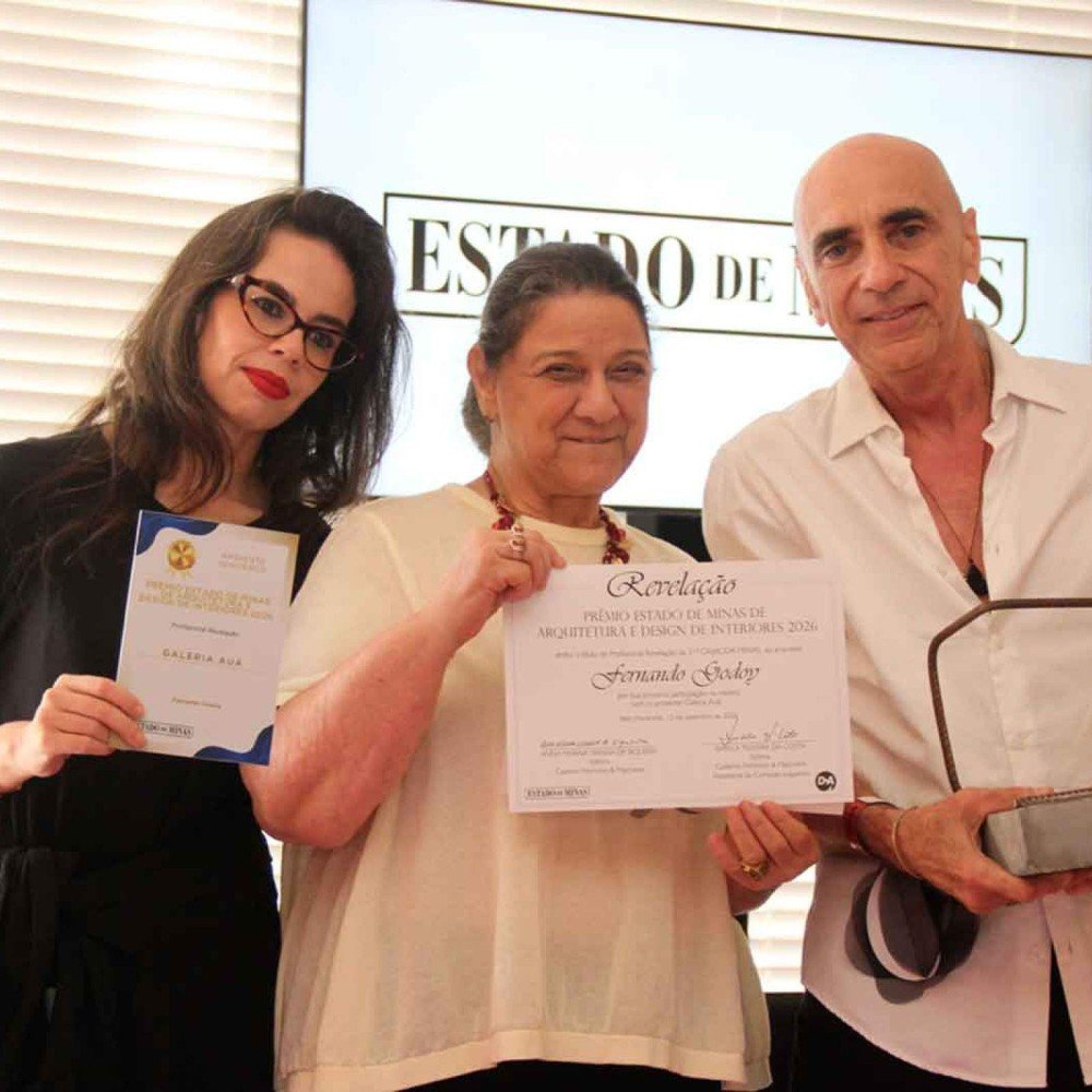 Clarissa Guerra e J&uacute;nia Nocchi entregam trof&eacute;u   e certificado de Profissional Revela&ccedil;&atilde;o ao arquiteto   Fernando Godoy pelo ambiente Galeria Au&aacute;
