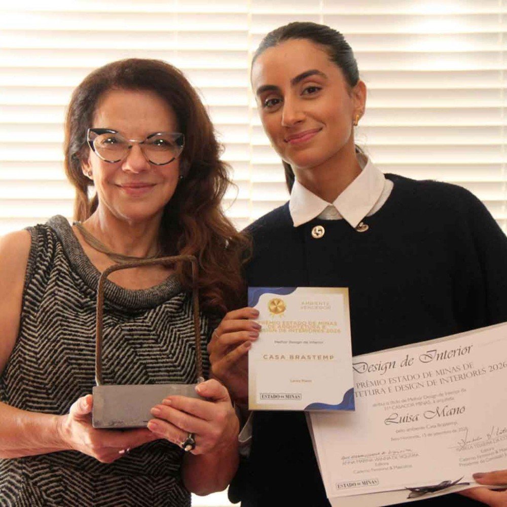  A diretora da CasaCor Minas, Juliana Grillo entrega trof&eacute;u para a arquiteta Luisa Mano pelo Melhor Design de Interior com o ambiente Casa Brastemp
