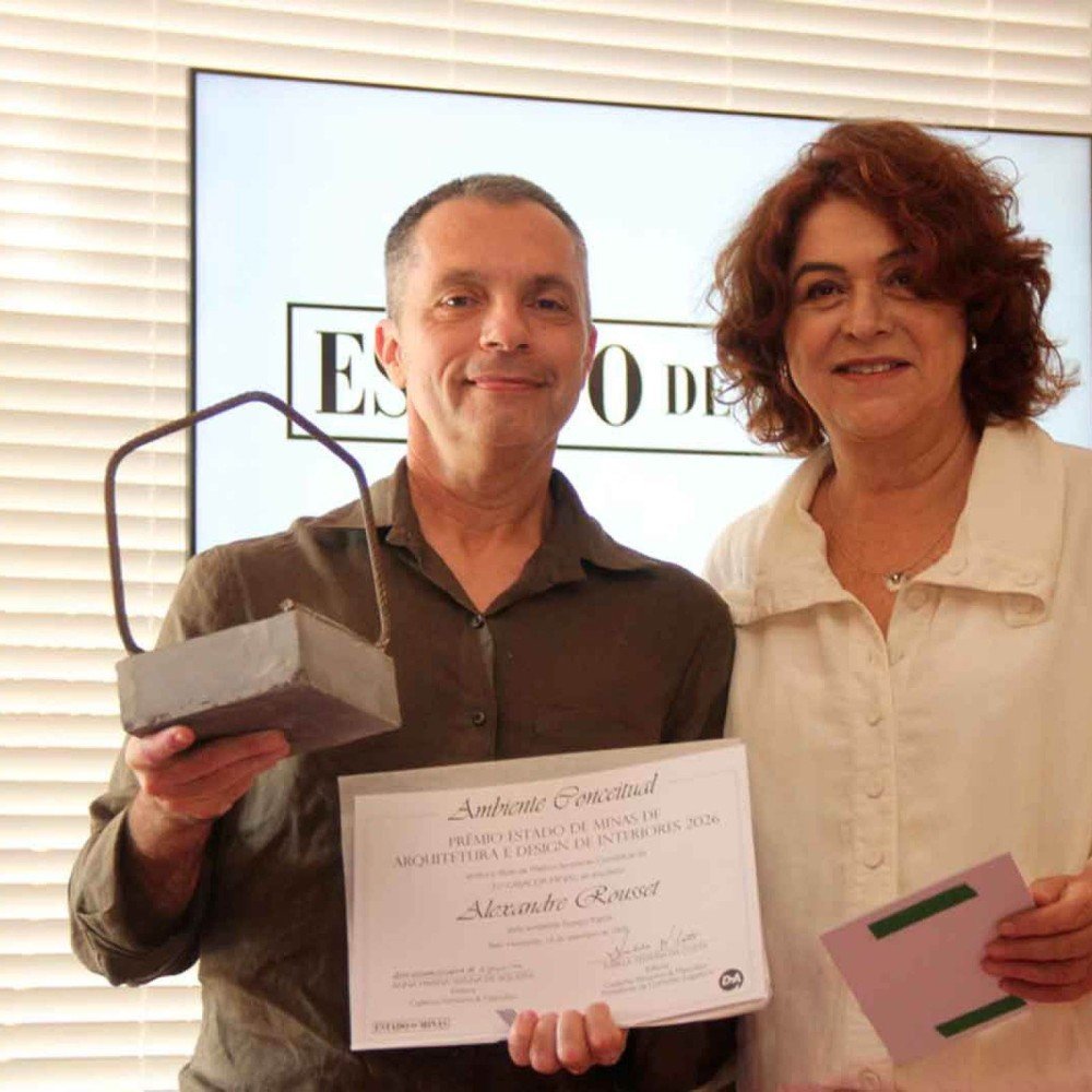  Alexandre Rousset recebe trof&eacute;u e Certificado das m&atilde;os da estilista Liana Fernandes pelo Melhor Ambiente Conceitual com o Espa&ccedil;o Kazza