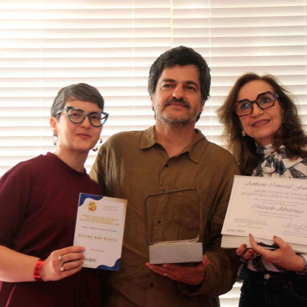 Celina Aquino e Isabela Teixeira da Costa entregam pr&ecirc;mio de Melhor Ambiente Comercial Funcional a Marcelo Alvarenga, da Play Arquitetura, pelo Rivino Bar Banca
