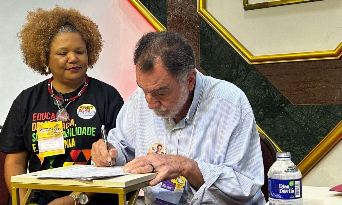 Patrus Ananias assinando carta de compromisso do Sind-UTE/MG - (crédito: Andrei Megre/EM/D.A. Press)