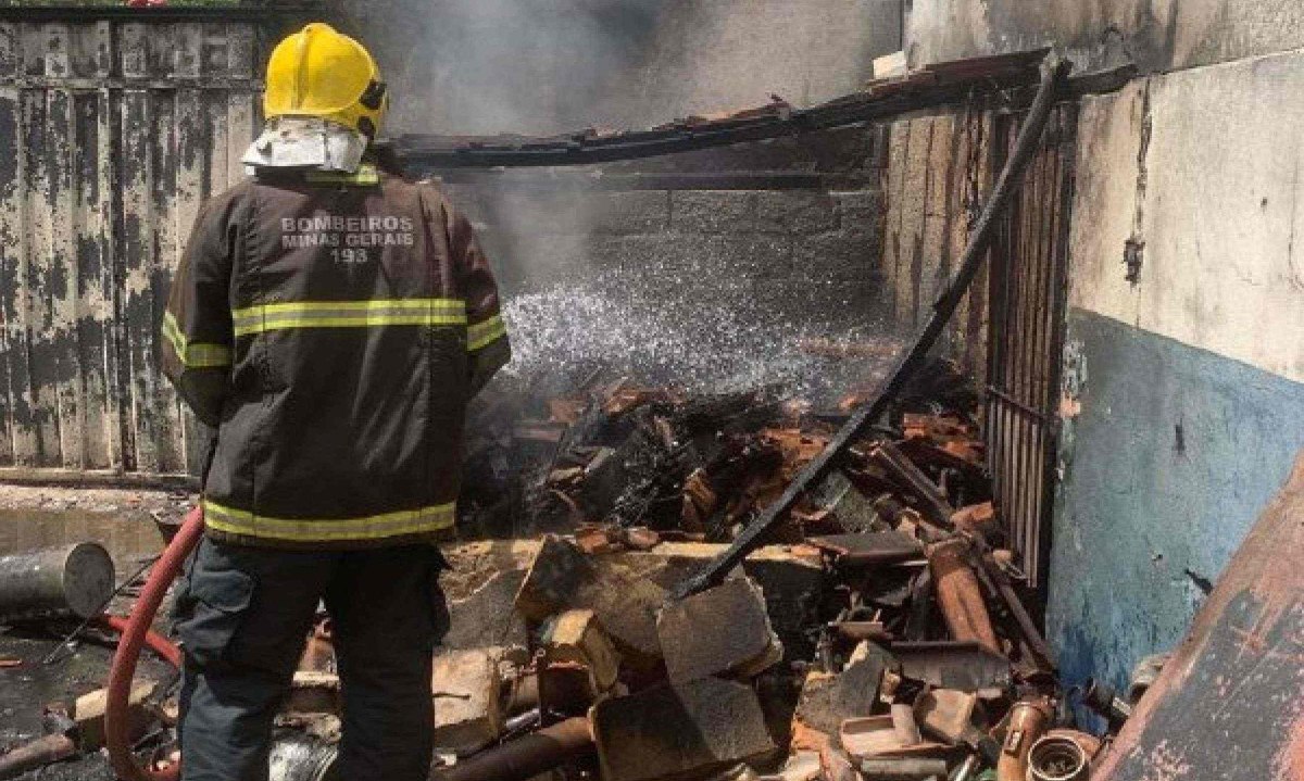 Incêndio destroi parte de uma oficina e atinge dois veículos em Arcos, no Centro-Oeste de Minas Gerais - (crédito: CBMMG)