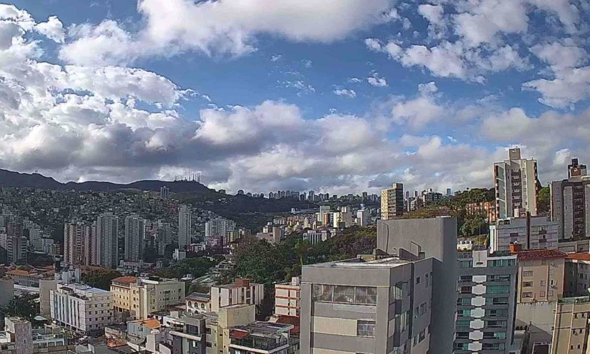 Muitas nuvens se concentram ao longo da Serra do Curral na manhã de sábado em Belo Horioznte. Tarde deve ser de calor e baixa umidade - (crédito: Reprodução/Clima ao Vivo)
