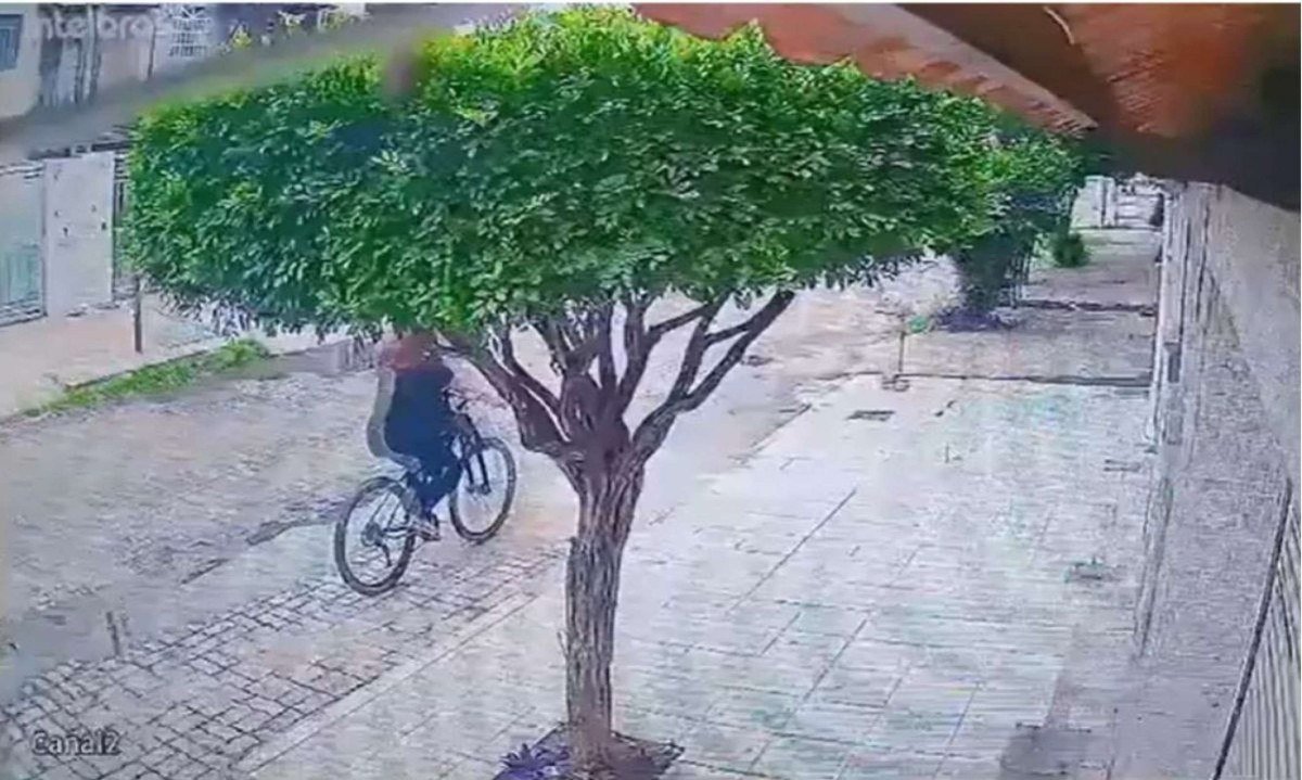 Imagens de câmeras de segurança obtidas pela PM mostram a vítima passando de bicicleta e, momentos depois, o suspeito dirigindo uma moto na mesma direção - (crédito: PMMG/Divulgação)