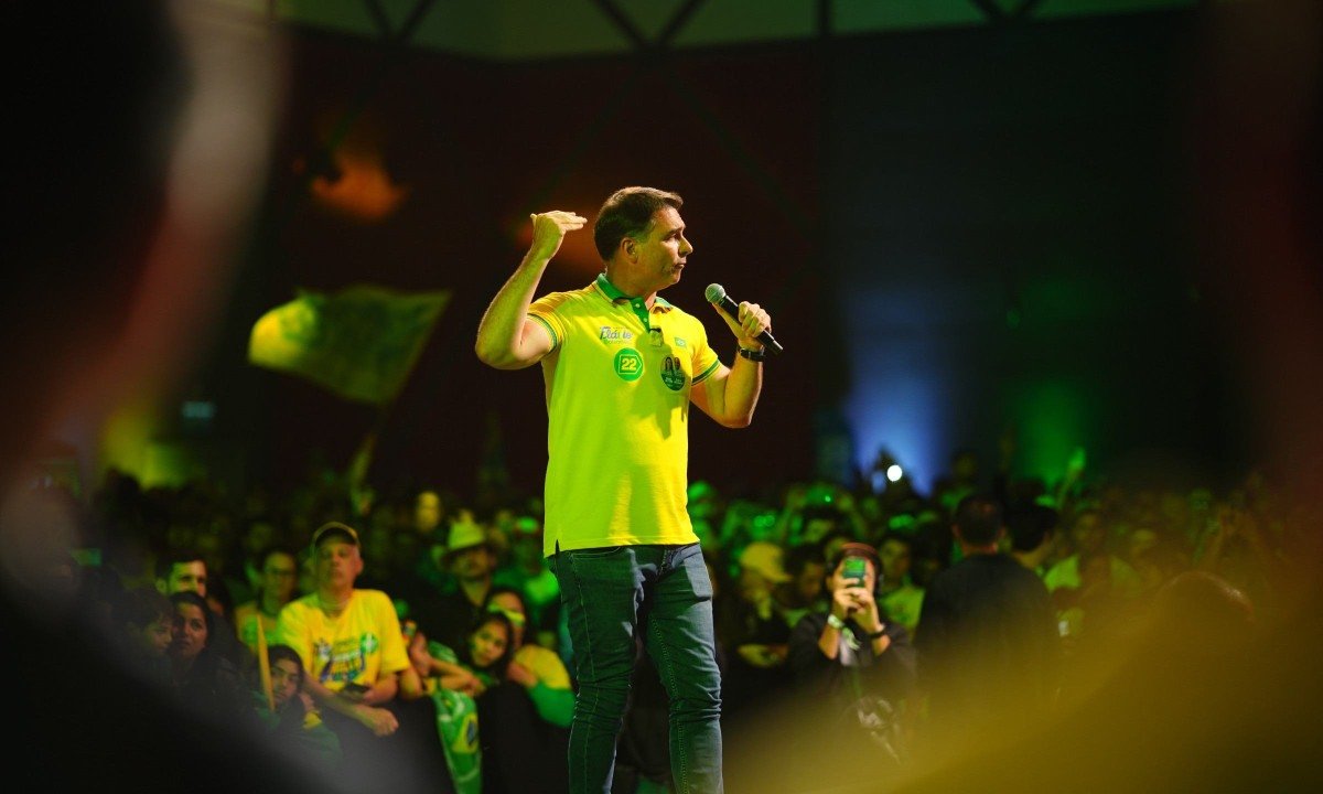 Flávio Bolsonaro diz, em Joinville (SC), que Lula tenta comprar os pobres e aumentou Bolsa Família por desespero
- (crédito: Vittor Sales/Divulgação Campanha Flávio Bolsonaro)