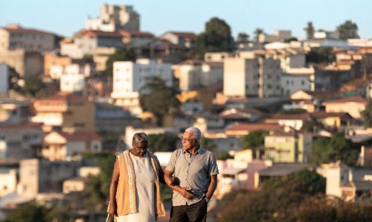 Conceição Evaristo e Norberto Novais Oliveira no filme 'Se eu fosse vivo...vivia', de André Novais Oliveira - (crédito: Janine Moraes/Divulgação)