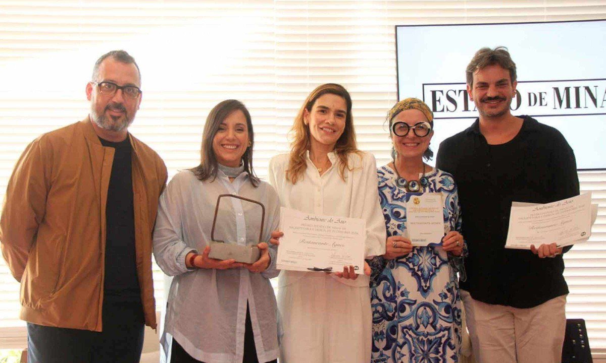 O diretor da CasaCor Minas, Eduardo Faleiro entrega troféu para Sarah Floresta, a gerente-geral de Comunicação Coorporativa, Marca e Relações Institucionais da Arcelormittal, Juliana Machado e a chef Agnes Farkasvolgyi entregam certificado para Paulo Augusto Campos pelo
prêmio de Melhor Ambiente da Mostra com o Restaurante Agnes - (crédito: Jair Amaral/EM/D.A Press)