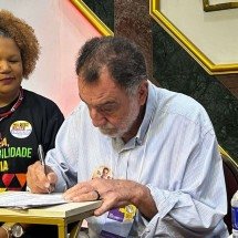 Patrus assina compromisso com professores e defende piso de R$ 5 mil em MG - Andrei Megre/EM/D.A. Press