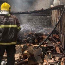 Incêndio destrói oficina e danifica veículos às margens da BR-354 - CBMMG