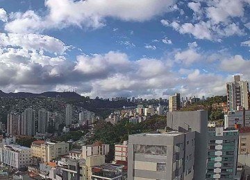 Muitas nuvens se concentram ao longo da Serra do Curral na manh&atilde; de s&aacute;bado em Belo Horioznte. Tarde deve ser de calor e baixa umidade -  (crédito: Reprodu&ccedil;&atilde;o/Clima ao Vivo)