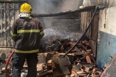 Inc&ecirc;ndio destroi parte de uma oficina e atinge dois ve&iacute;culos em Arcos, no Centro-Oeste de Minas Gerais -  (crédito: CBMMG)