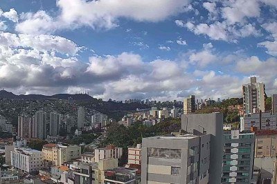 Muitas nuvens se concentram ao longo da Serra do Curral na manh&atilde; de s&aacute;bado em Belo Horioznte. Tarde deve ser de calor e baixa umidade -  (crédito: Reprodu&ccedil;&atilde;o/Clima ao Vivo)