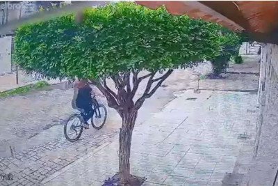 Imagens de câmeras de segurança obtidas pela PM mostram a vítima passando de bicicleta e, momentos depois, o suspeito dirigindo uma moto na mesma direção -  (crédito: PMMG/Divulgação)