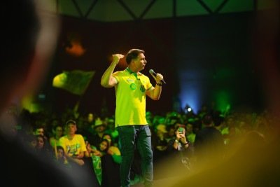 Flávio Bolsonaro diz, em Joinville (SC), que Lula tenta comprar os pobres e aumentou Bolsa Família por desespero
 -  (crédito: Vittor Sales/Divulgação Campanha Flávio Bolsonaro)