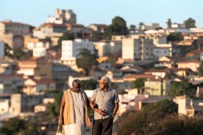  A escritora Conceição Evaristo (Jacira) contracena com Norberto Novais Oliveira (Gilberto)   -  (crédito: Janine Moraes/Divulgaão. Filme Se eu fosse vivo...vivia, de Andre Novais Oliveira. Na foto, Conceicao Evaristo (Jacira) e Norberto Novais Oliveira (Gilberto).)