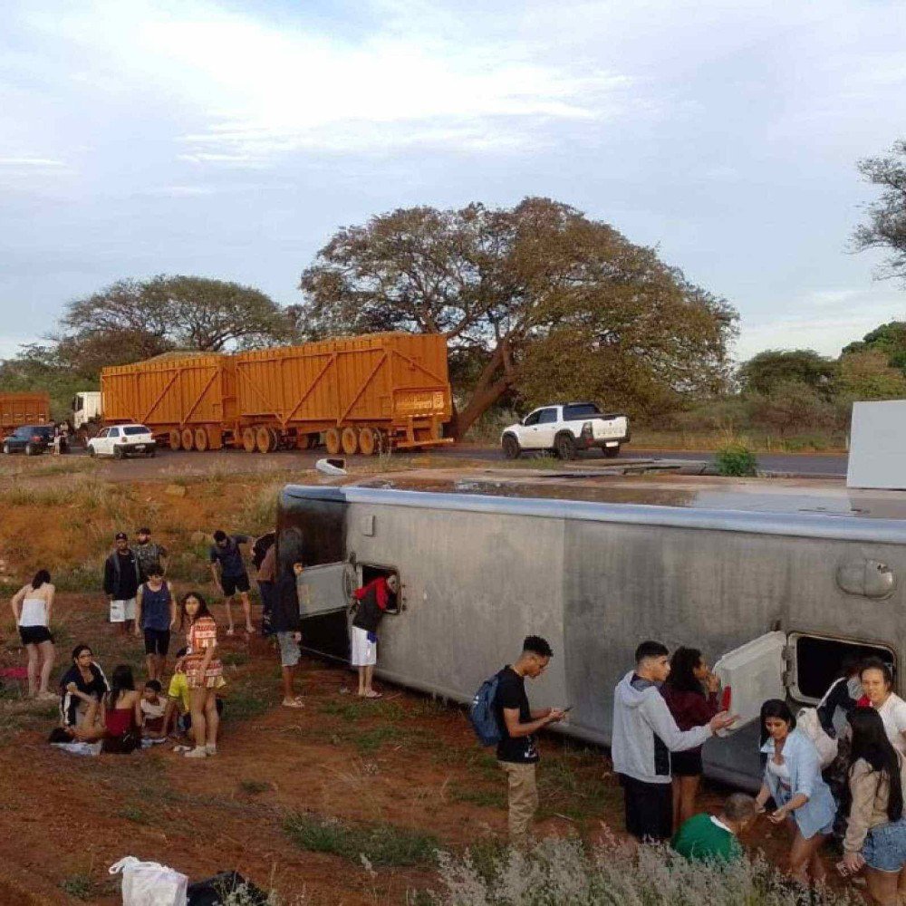 Ônibus tomba em 'rodovia da morte' no Triângulo e deixa 7 feridos