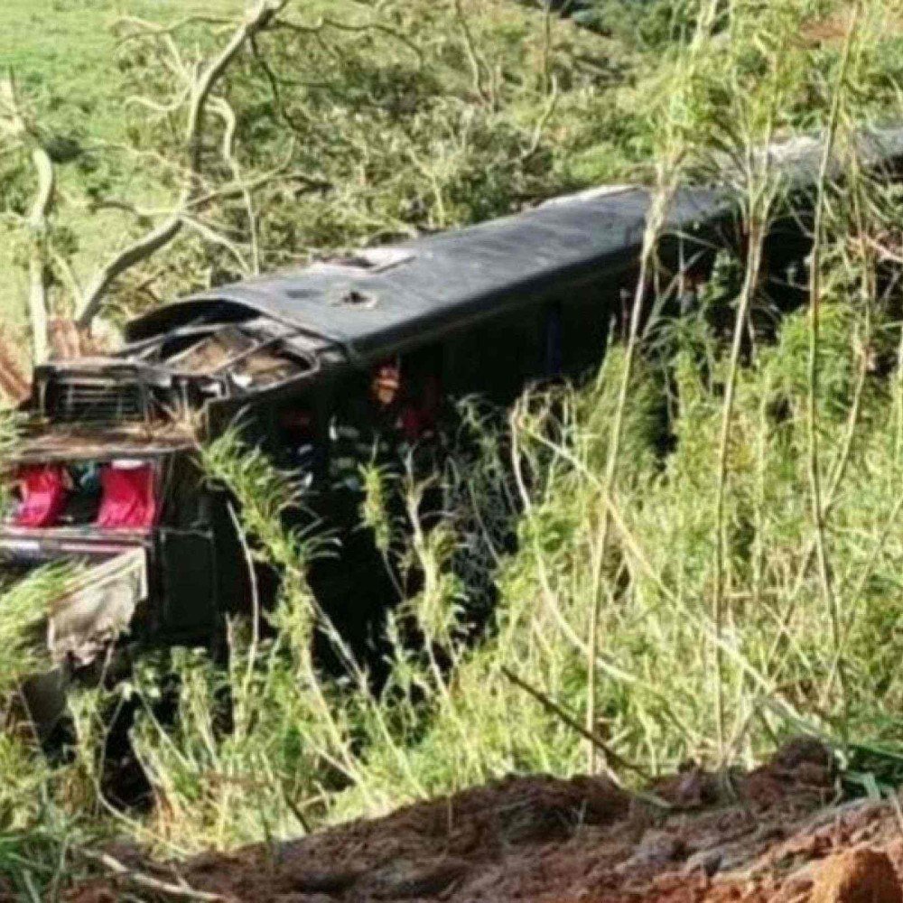 Ônibus de romeiros de Lavras cai de ribanceira em SP e 6 pessoas morrem