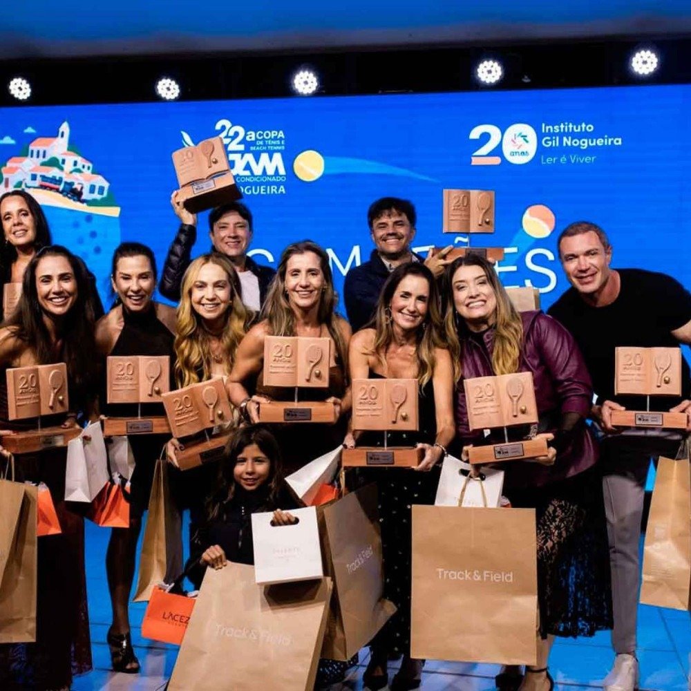 Os campe&otilde;es do beach t&ecirc;nis,  Soraya Lage, Izabela Maia, Emmanuelle Penholate,  M&aacute;rcia Moritiz, Ezequiel Melo, Fabiana Bastos, Adriana Zebral, Camila Zebral,  Renata Antonini, Gustavo Barros, Barbara Ribeiro e &Aacute;lvaro Gomes