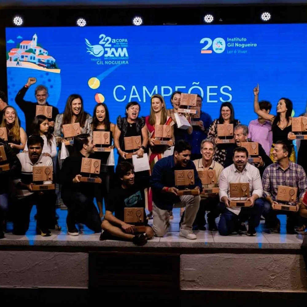 Os campe&otilde;es do t&ecirc;nis, Rafael Cinini, Diana Gontijo, Rubens Cristofane, Serena Bastos, Lima Soares, Linacarla Sativa, Soraia Lages, Lorena Vaz, Monique Mosca, Guilherme Jardim, Michele Rocha, Franco Melone, Silvia Guedes, Ione Quint&atilde;o, Joel Motta. Em baixo, Ezequiel Melo, Frank Bastos, Nelson Ventura, Lucas Carvalho, Paulo Gon&ccedil;alves, Ricardo Cansado, Rafael Perp&eacute;tuo, Mauro Picolo e Mario Tavernard