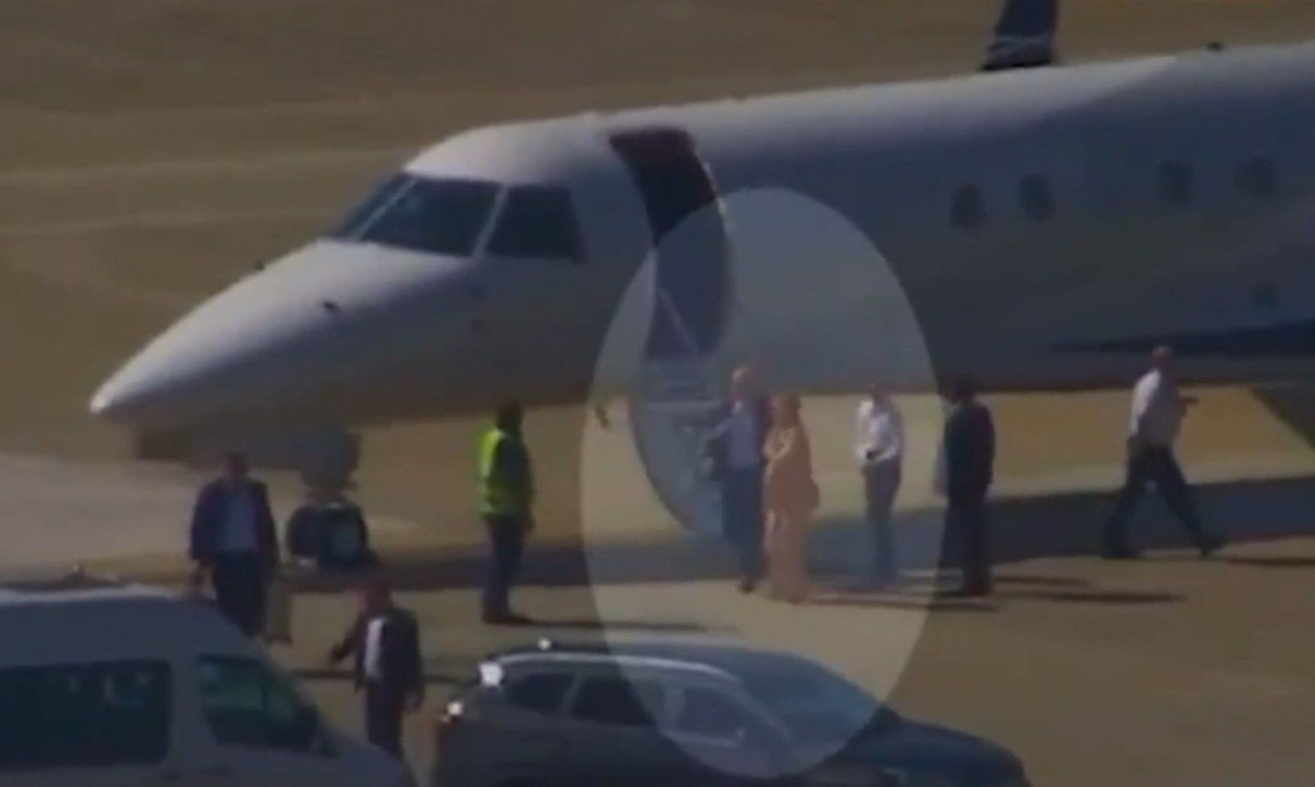 Moraes e Viviane Barci desembarcando no Rio de Janeiro - (crédito: Reprodução/O Globo)