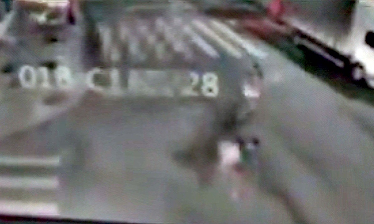 Imagem de reprodução de vídeo de segurança mostra perseguição entre moradores de rua e espancamento até a morte com pedaço de pau por conta de um cigarro no hipercentro de Belo Horizonte - (crédito: Reprodução/Redes Sociais)