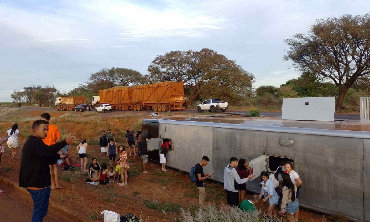 Tombamento de ônibus na LMG-799, em Uberaba, deixou sete feridos entre os 51 passageiros que seguiam para parque aquático - (crédito: CBMMG)