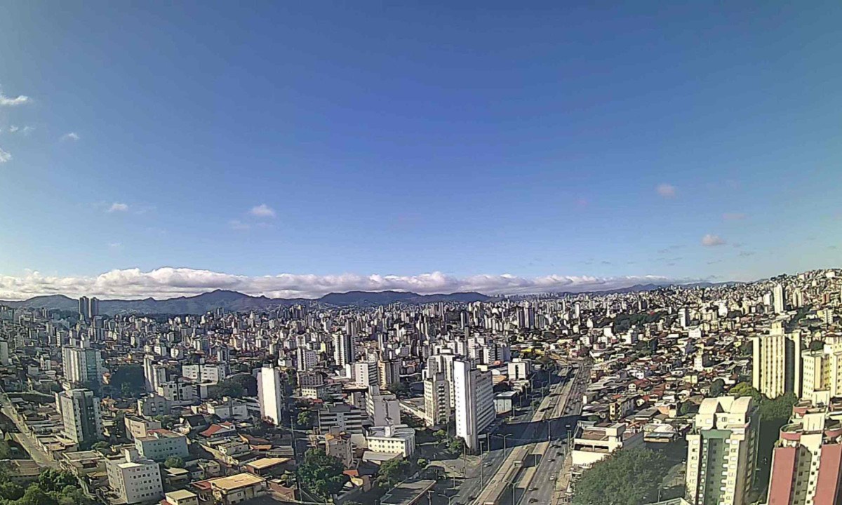 Dia amanheceu claro em Belo Horioznte, com poucas nuvens e frio, mas deve esquentar até 35°C durante a semana. Na foto, vista da região Centro-Sul a partir da Nordeste - (crédito: Reprodução/Clima ao Vivo)