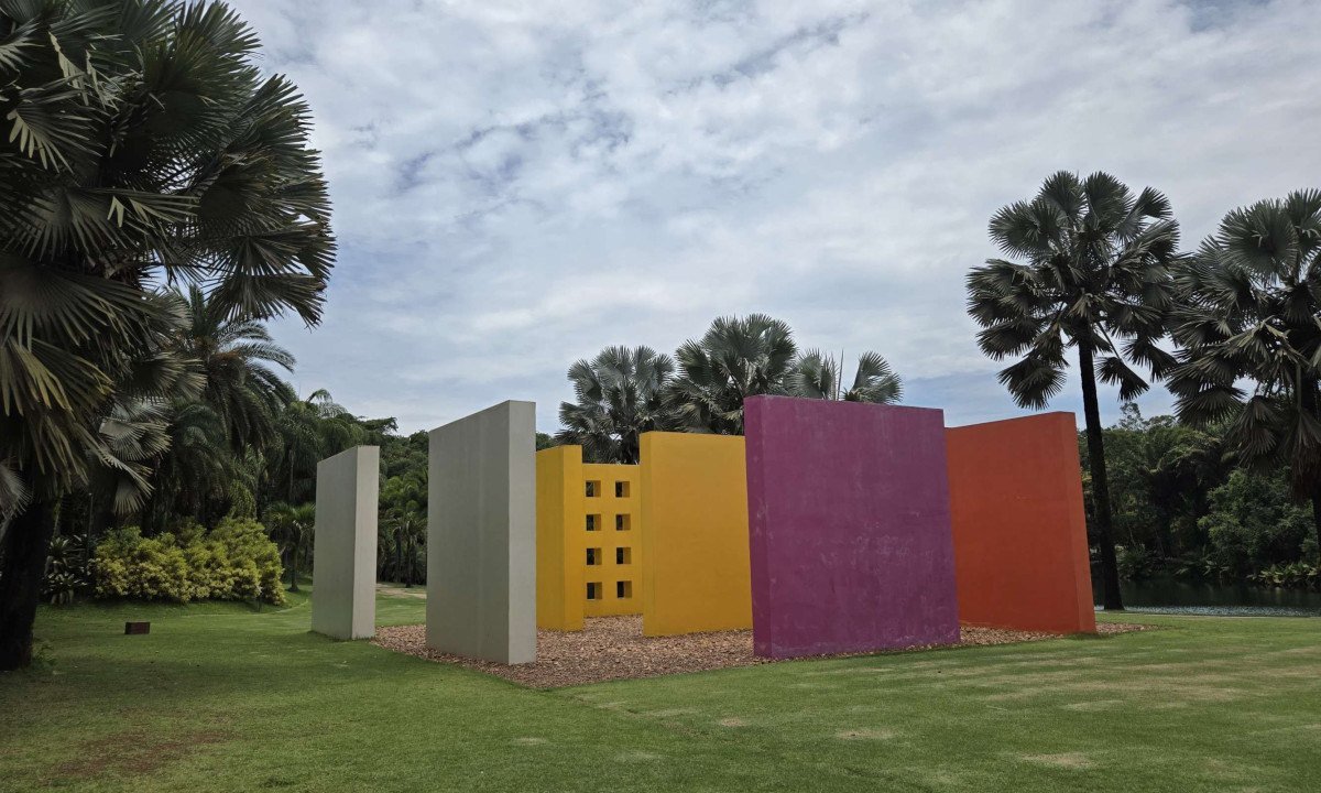 No Eixo Amarelo, est&aacute; a obra Inven&ccedil;&atilde;o da cor, Penetr&aacute;vel Magic Square #5, De Luxe, de H&eacute;lio Oiticica