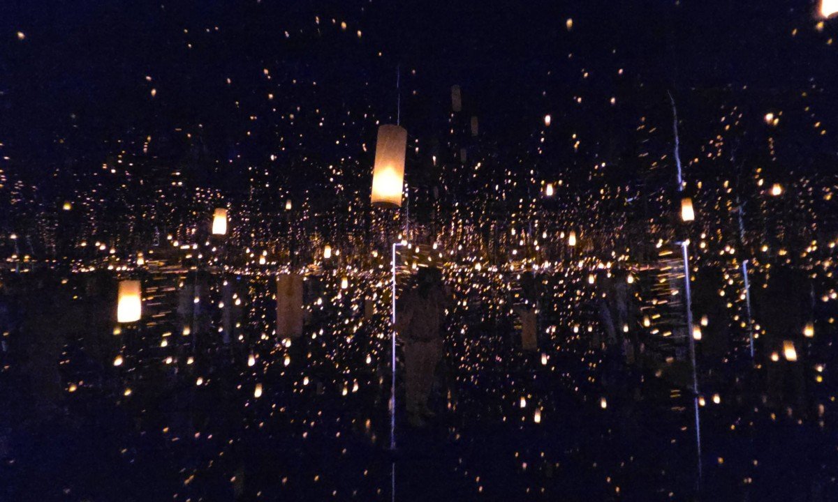 Inhotim abriga tamb&eacute;m a exposi&ccedil;&atilde;o Aftermath of Obliteration of Eternity (2009): uma sala pequena e escura, forrada de espelhos e pontos de luz pendentes. de Yayoi Kusama