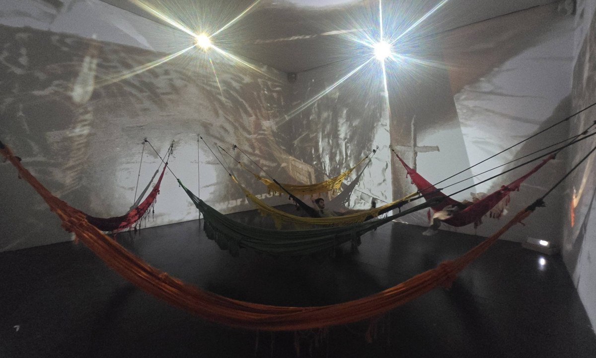 Galeria Cosmococa (H&eacute;lio Oiticica e Neville D&rsquo;Almeida): salas com redes, colch&otilde;es e almofadas no ch&atilde;o